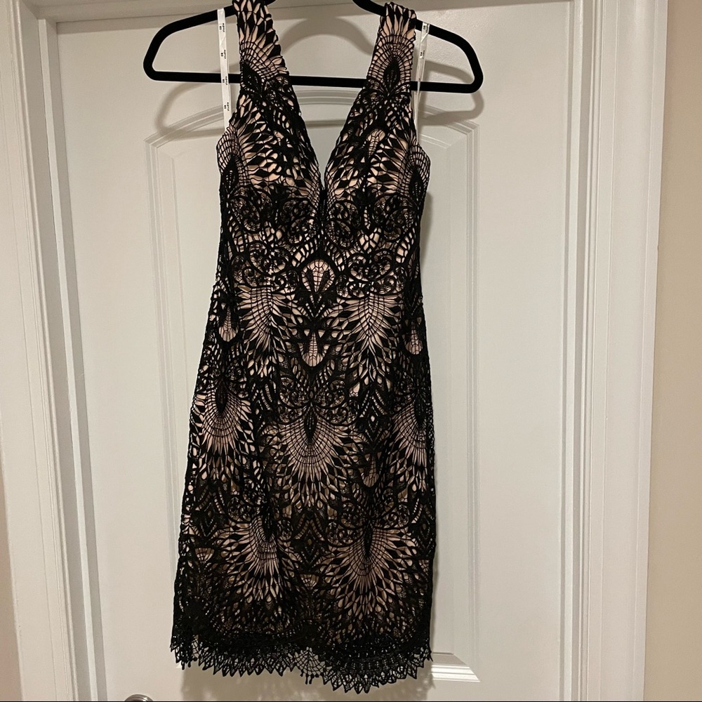 EUC Short Lace Sheath dress with v-neckline